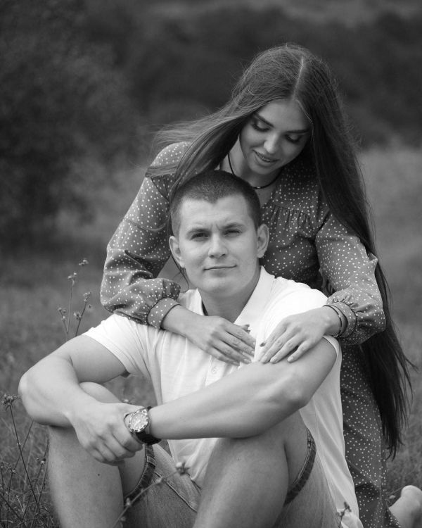 Девушка обнимает парня